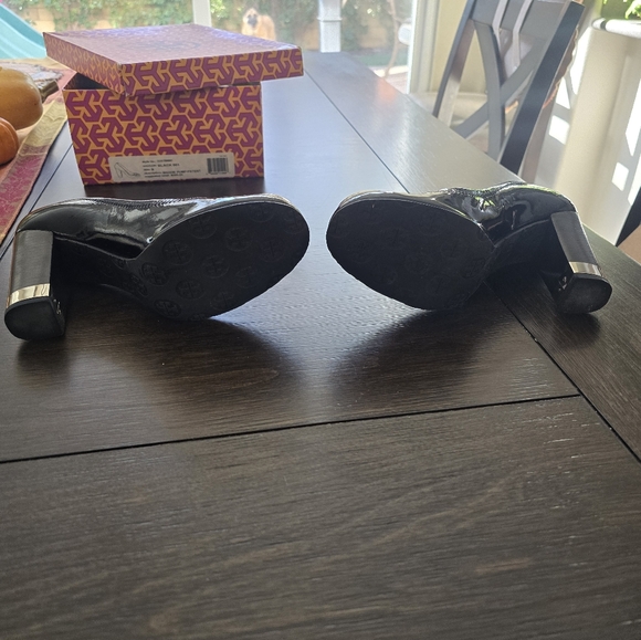 Tory Burch Maddie Black Patent Pump, Size 8 - Picture 4 of 7